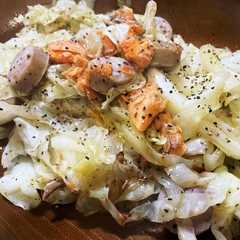 รูปของ バターとハーブ香る♡鮭の野菜炒め