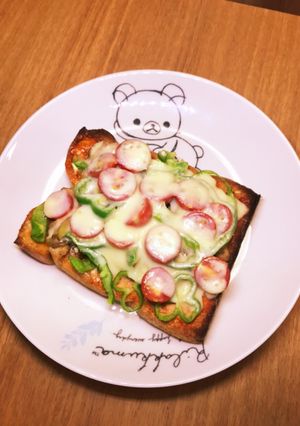 豚コマ生姜焼きとミニトマトのピザトースト-レシピのメイン写真