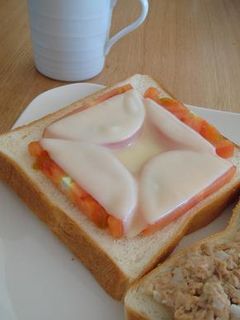 シンプルなトマトとチーズのトースト-レシピのメイン写真