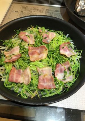 我が家の味！豆苗とベーコンの蒸し焼き-レシピのメイン写真