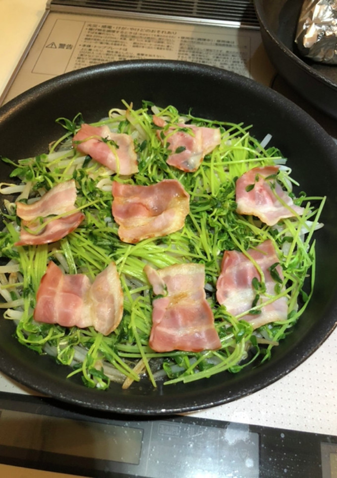 我が家の味！豆苗とベーコンの蒸し焼き-レシピのメイン写真