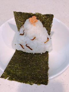100均容器で、鮭マヨ塩こんぶのおにぎり-レシピのメイン写真