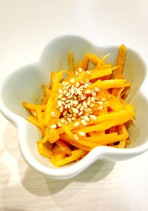 人参だけで絶品♪にんじんのごまマヨ炒め♡-レシピのメイン写真