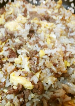簡単美味・卵と豚挽き肉のガーリック炒飯-レシピのメイン写真