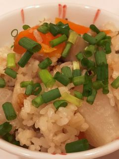 ツナと塩昆布で野菜ゴロゴロ炊き込みご飯-レシピのメイン写真