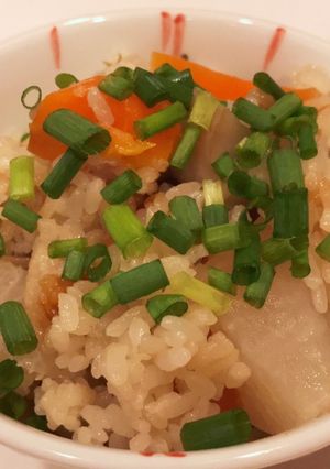 ツナと塩昆布で野菜ゴロゴロ炊き込みご飯-レシピのメイン写真