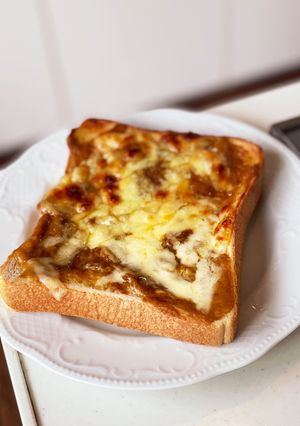 残りカレーでマヨチーズはちみつトースト-レシピのメイン写真