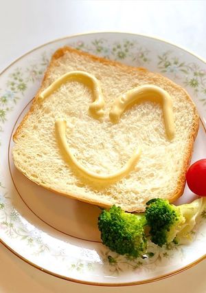 食パンにマヨネーズかけただけ-レシピのメイン写真