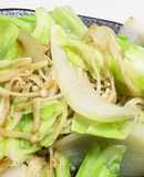 シンプル玉ねぎとキャベツとエノキの炒め物