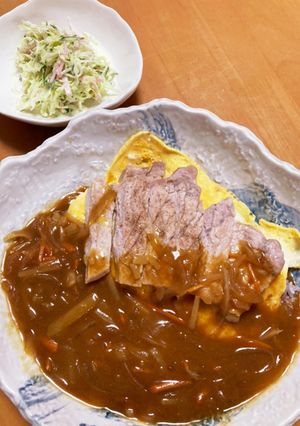 オムカレーに豚ロースソテーのせてみたw-レシピのメイン写真