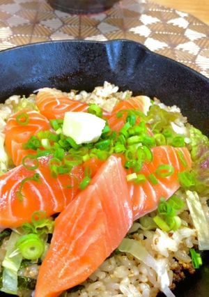 居酒屋メシ！簡単サーモンの香ばし石焼飯-レシピのメイン写真