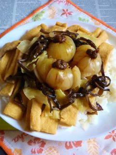 丸ごと小玉ねぎ&京揚げの煮込みのカフェ丼-レシピのメイン写真
