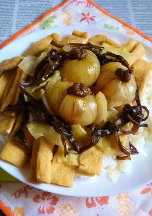 丸ごと小玉ねぎ＆京揚げの煮込みのカフェ丼-レシピのメイン写真