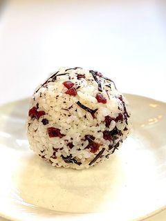 塩昆布とカリカリ梅のおにぎり(しそ入り)-レシピのメイン写真
