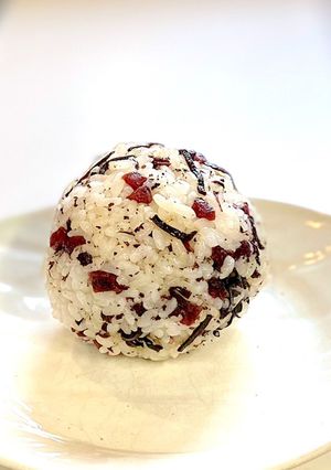 塩昆布とカリカリ梅のおにぎり（しそ入り）-レシピのメイン写真