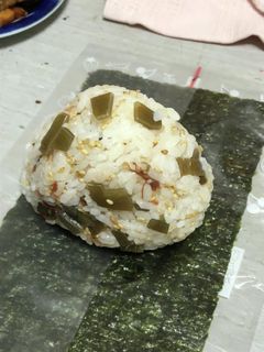 梅昆布とごまおにぎり-レシピのメイン写真