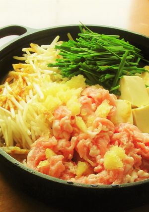 〖豚こま切れ肉ともやしのにんにく味噌鍋〗-レシピのメイン写真