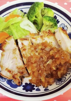 オニオンソースでちょい豪華♪ポークソテー-レシピのメイン写真
