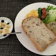 朝食 パン、スクランブル、ヨーグルト
