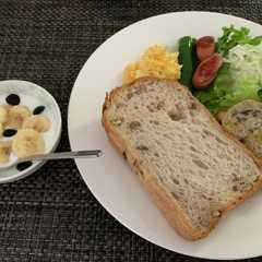 รูปของ 朝食　パン、スクランブル、ヨーグルト