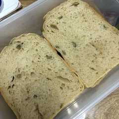 A picture of 玄米入りオリーブ食パン.