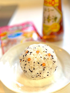 香りもご馳走✨可愛い梅ごま塩おにぎり-レシピのメイン写真