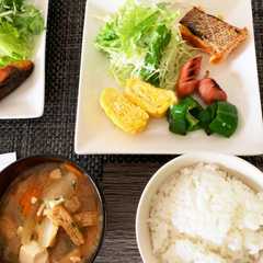 รูปของ 今日の朝食　玉子焼き　鮭　ソーセージ