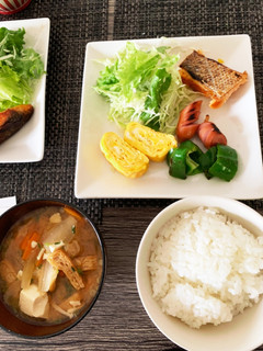 今日の朝食 玉子焼き 鮭 ソーセージ-レシピのメイン写真