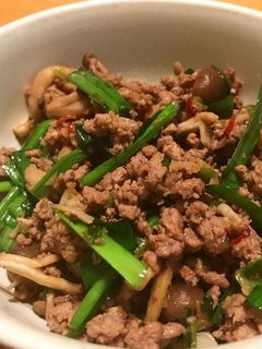 挽肉とニラとしめじの香味醤油炒め-レシピのメイン写真