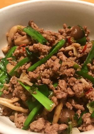 挽肉とニラとしめじの香味醤油炒め-レシピのメイン写真