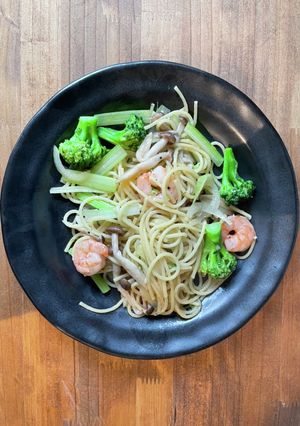 パパの簡単セロリとしめじのコンソメパスタ-レシピのメイン写真