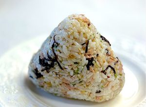 凄く美味しい💕ツナと塩昆布のおにぎり-レシピのメイン写真
