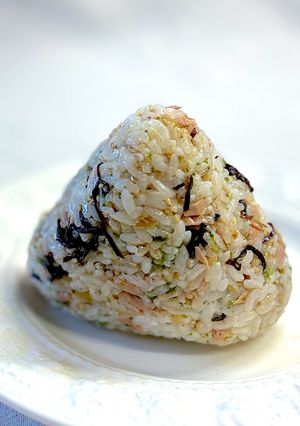 凄く美味しい💕ツナと塩昆布のおにぎり-レシピのメイン写真