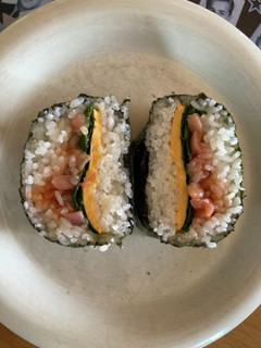 塩辛とチーズと大葉のおにぎらず-レシピのメイン写真