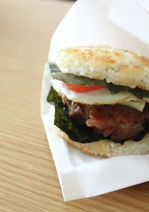 豚小間で簡単！月見ライスバーガー-レシピのメイン写真