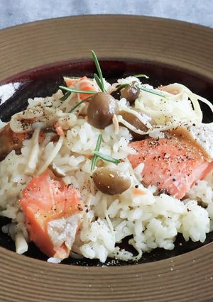 バター香る♪甘塩鮭とキノコの炊き込みご飯-レシピのメイン写真