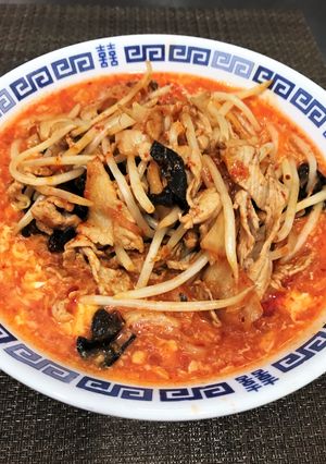 豚キムチ炒め乗せた辛ラーメン風酸辣湯麺-レシピのメイン写真