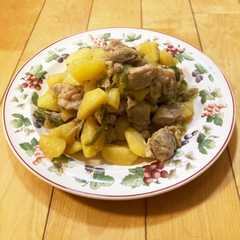 รูปของ 鶏もも肉とじゃがいもの炒め物♪簡単♪