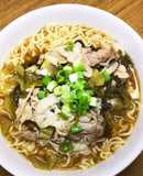 チャルメラしょうゆに高菜豚肉のピリ辛炒め