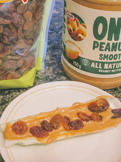 セロリとPBでAnts on a log-レシピのメイン写真