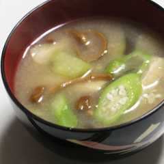 รูปของ 白オクラとなめこのみそ汁