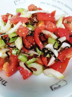 簡単副菜♪セロリとトマトの塩昆布和え-レシピのメイン写真