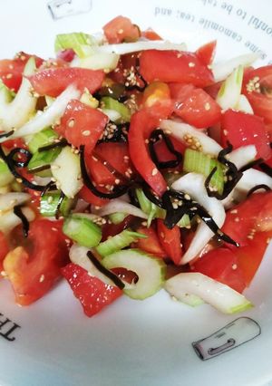 簡単副菜♪セロリとトマトの塩昆布和え-レシピのメイン写真