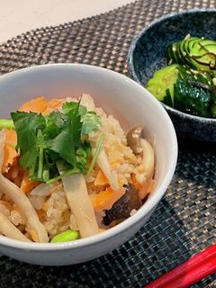 簡単!秋鮭とたっぷりキノコの炊き込みご飯-レシピのメイン写真