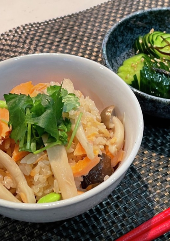 簡単！秋鮭とたっぷりキノコの炊き込みご飯-レシピのメイン写真