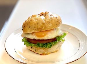 厚切りポークハムと目玉焼きで簡単バーガー-レシピのメイン写真
