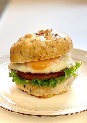 厚切りポークハムと目玉焼きで簡単バーガー-レシピのメイン写真