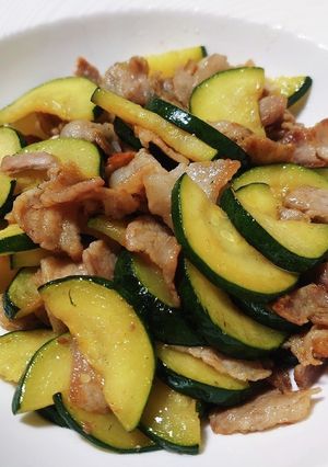 ズッキーニを豚バラ肉の油で炒める-レシピのメイン写真
