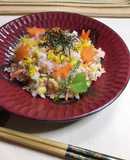 黄菊と甘塩鮭のまぜ寿司　盛り付けは豪華に
