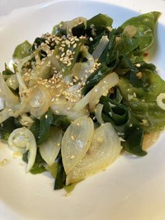 ミネラル♫わかめと玉ねぎのバタポン炒め-レシピのメイン写真